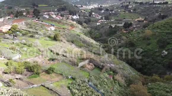 山谷在2座山之间视频的预览图