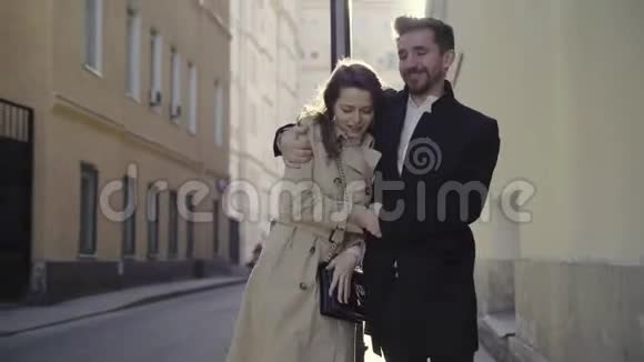 快乐的男人和女人走在街上视频的预览图