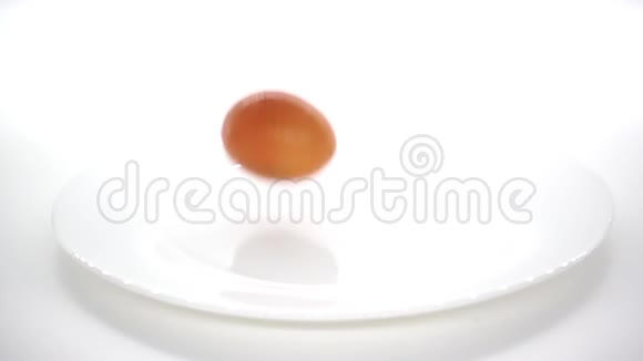 生蛋在白板中分解的慢动作视频视频的预览图