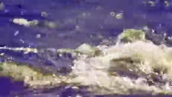 水蓝色的波浪流淌奔跑视频的预览图