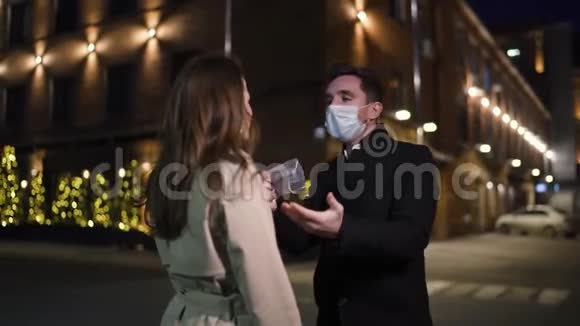 一个男人试图给一个女人戴上面具他们会冲突视频的预览图
