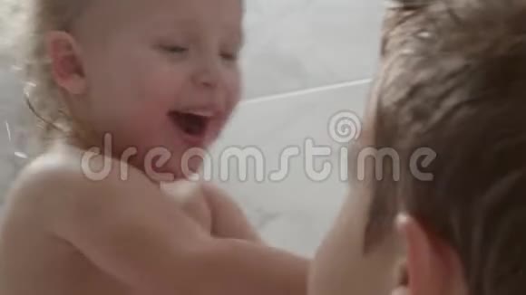 孩子们在浴室里视频的预览图