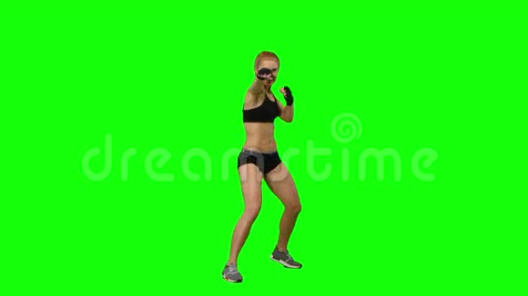 女拳击手经常给敌人打绿色屏幕视频的预览图