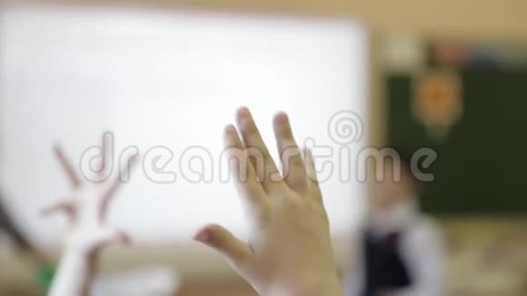 学校里的孩子视频的预览图