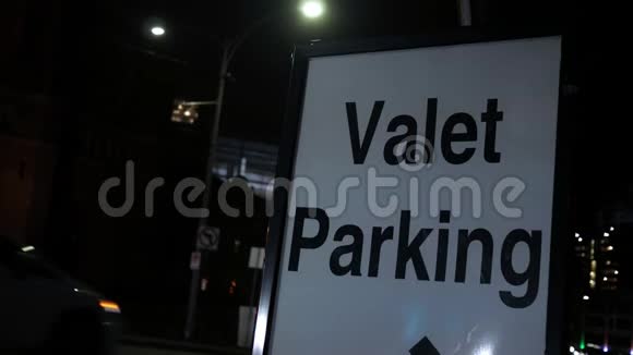市区夜间贴身泊车标志特写视频的预览图