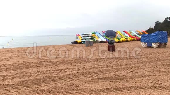 带伞的女人在海边视频的预览图