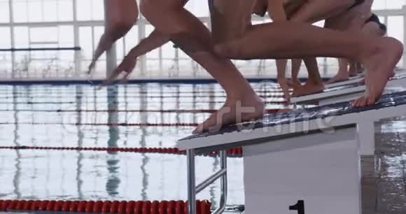 游泳者潜入游泳池视频的预览图