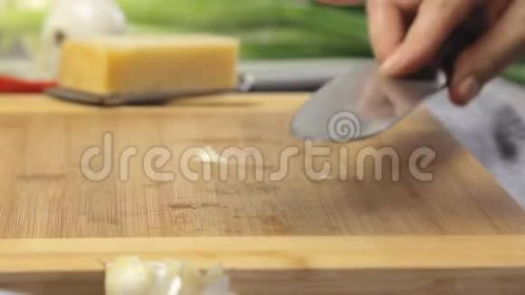 烹饪和粉碎大蒜视频的预览图