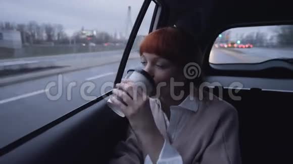 女商人在车里喝咖啡视频的预览图
