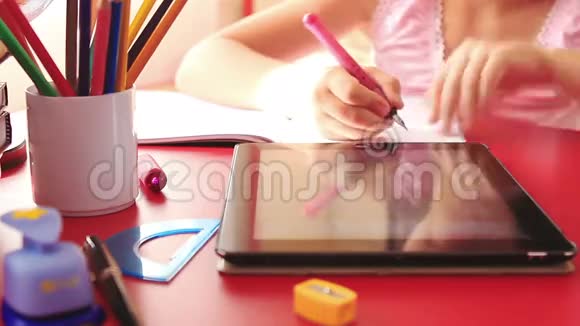 少女在平板电脑上做作业视频的预览图