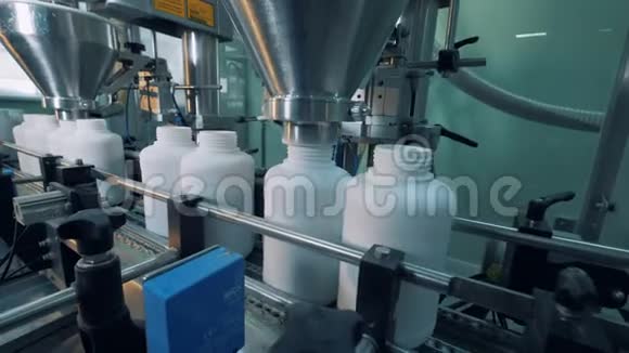工厂机器灌装塑料瓶自动处理视频的预览图