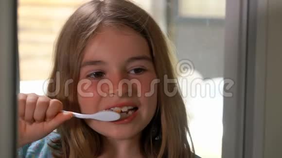 女孩清洁她的牙齿视频的预览图