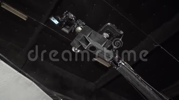 起重机上的胶卷相机视频的预览图