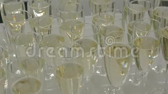 戴眼镜的香槟视频的预览图