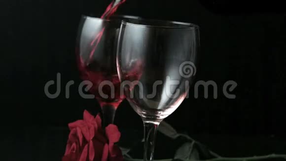 两杯红玫瑰红酒视频的预览图