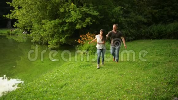 快乐的一对夫妇在外面玩享受在公园里一起度过的时光强壮的男孩把他的女朋友带到户外视频的预览图