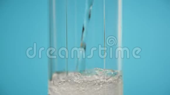 玻璃蓝色背景下的苏打水清爽的饮料干净的起泡水视频的预览图