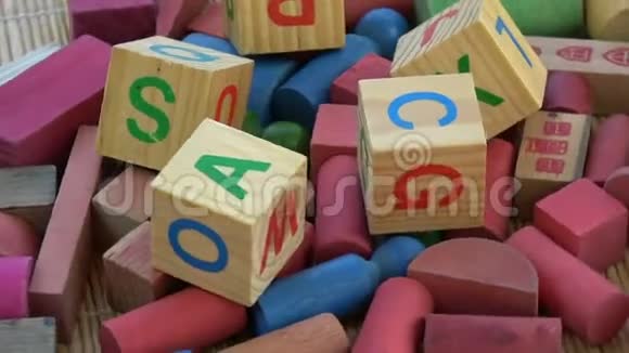 旋转字母和其他玩具木制立方体视频的预览图