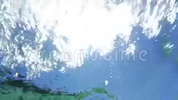 波浪状水面的太阳反射视频的预览图
