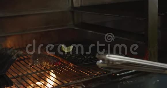 用火烤肉视频的预览图
