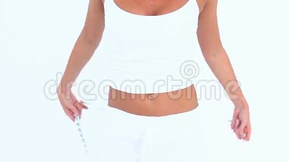 笑的女人测量她的腰部视频的预览图