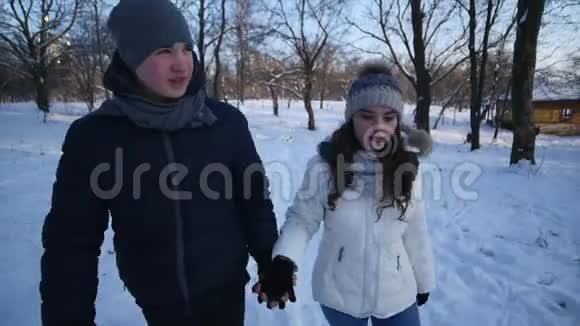 情侣冬雪林漫步青年男女牵手雪园青年女子被冒犯视频的预览图