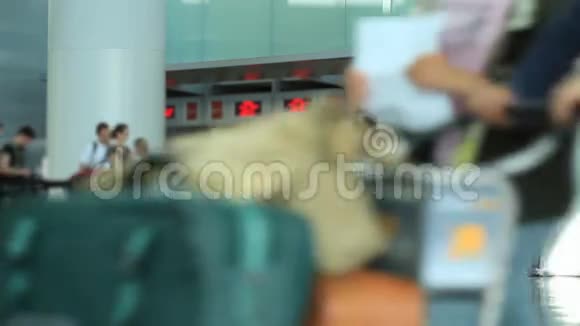 机场旅客登机区视频的预览图