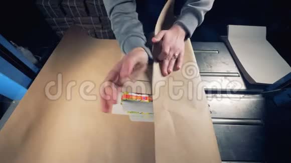 女手在工业工厂把产品包装成纸箱视频的预览图