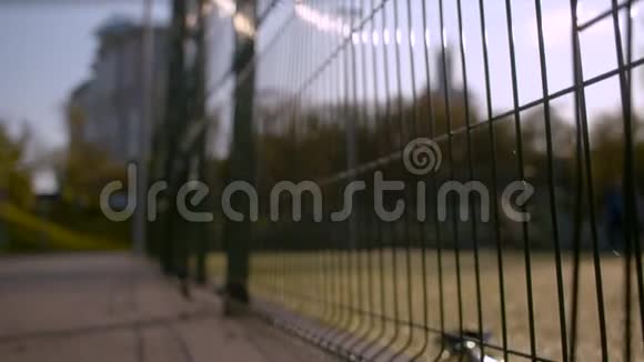公园里的金属栅栏视频的预览图
