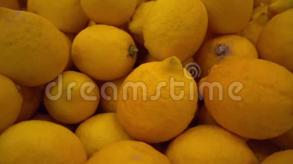 一堆柠檬放在一堆里视频的预览图