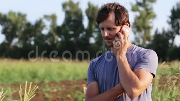 农民在有机生态农场用手机聊天视频的预览图
