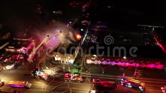 结构火灾现场消防卡车和设备的鸟瞰图视频的预览图