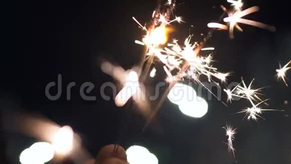 新年晚会室外近景假日的烟火照明视频的预览图