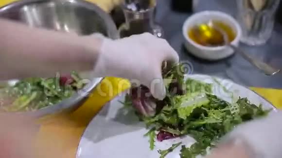 厨师把沙拉放在盘子里视频的预览图