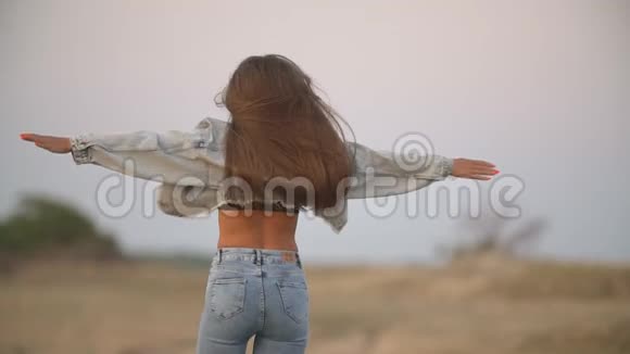 长发和牛仔裤的女孩视频的预览图