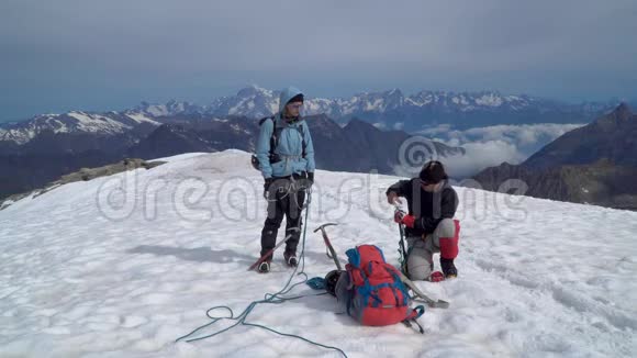 阿尔卑斯山的铁杆运动员视频的预览图