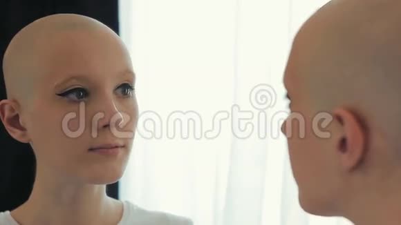 癌症幸存者快乐的女人化妆照镜子视频的预览图