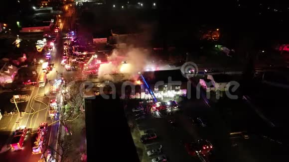 结构火灾现场消防卡车和设备的鸟瞰图视频的预览图