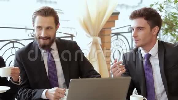 两个商人开会吃午饭视频的预览图