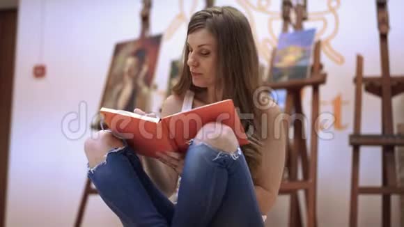 女画家画画视频的预览图
