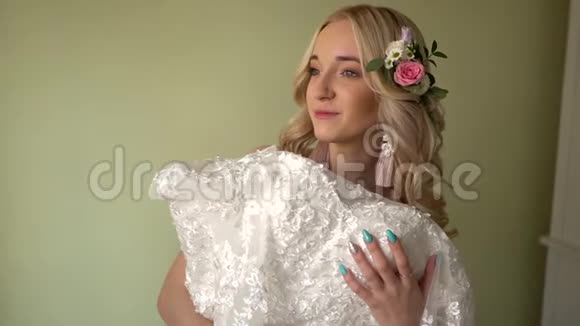 新娘披上一件衣服笑了起来视频的预览图