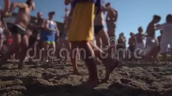 人们在海滩上跳舞视频的预览图
