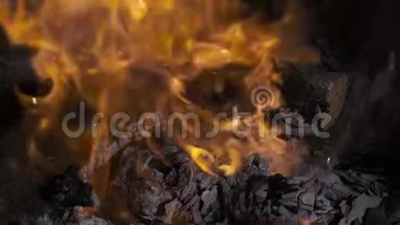 烟囱里的大火焰视频的预览图