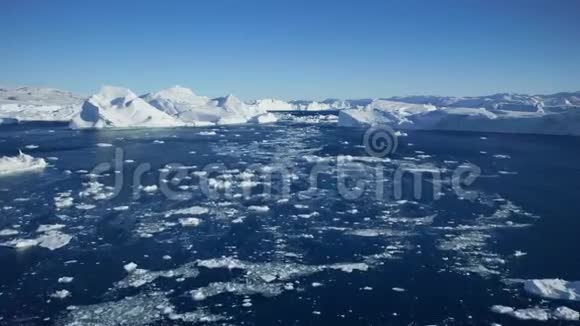 在格陵兰用无人驾驶飞机拍摄在海洋中看到巨大的冰山视频的预览图