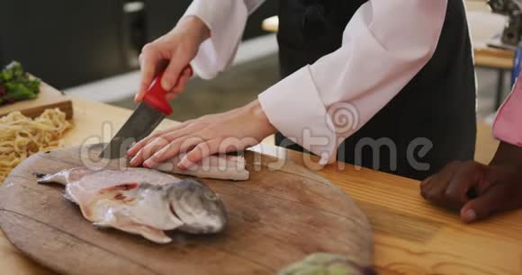 厨师切一条鱼视频的预览图