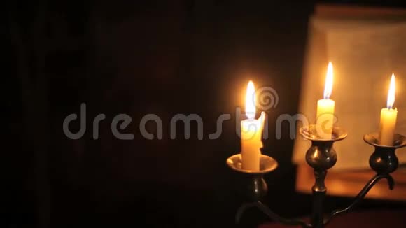 圣经和蜡烛盘视频的预览图
