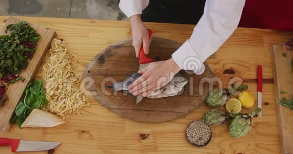 厨师切一条鱼视频的预览图