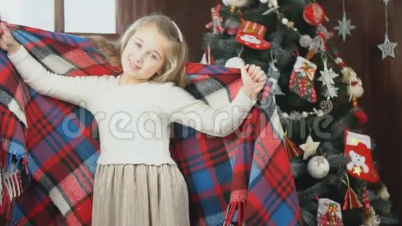 女孩裹在毯子里视频的预览图