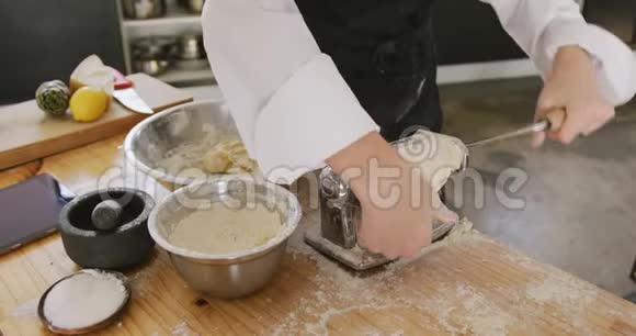 做意大利面的厨师视频的预览图