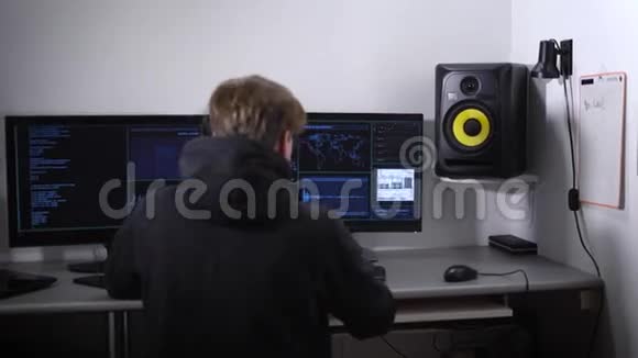 房间配有电脑紧张的男人生气了把手打在键盘和桌子上在屏幕上视频的预览图
